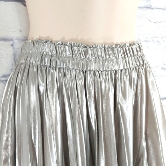 H&M Skirt Silver Pleated Elastic Waist Sz 8 - Picture 2 of 4